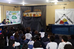 É de pequenino que se torce o pepino. A frase é um chavão e os alunos nem são tão crianças assim. Com idades entre 11 e 12 anos, cerca de 400 alunos da Escola Estadual Nossa Senhora da Salete, de Curitiba, aprenderam de forma lúdica sobre a função social dos impostos e por que eles são importantes no exercício da cidadania..Foto Gilson Abreu/AEN