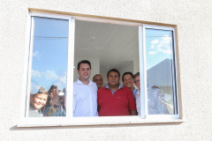 O governador Carlos Massa Ratinho Junior repassou nesta sexta-feira (11), em Nova Esperança, as chaves de moradias populares para 133 famílias do município. Presentes: prefeito de Nova Esperança, Moacir Olivatti, secretários: da Saúde, Beto Preto; de Desenvolvimento Urbano, João Carlos Ortega; presidente da Cohapar, Jorge Lange; entre outros.Nova Esperança, 11-10-19.Foto: Arnaldo Alves / AEN.