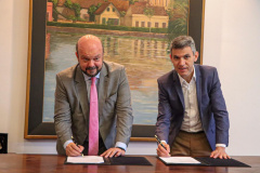 O presidente da Coordenação da Região Metropolitana de Curitiba (Comec) Gilson Santos e o reitor da Universidade Federal do Paraná, Ricardo Marcelo Fonseca, assinaram nesta sexta-feira (11/01) um termo de cooperação técnica entre Comec e UFPR com a intenção de promover ações que contribuam para o desenvolvimento sustentável da Região Metropolitana de Curitiba.

Foto: Divulgação/Comec