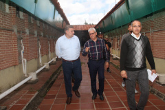 "Secretário Ney Leprevost e o chefe do Departamento Socioeducativo, David Antônio Pancotti, em visita a centro de socioeducação." Foto: Divulgação/SEJUF