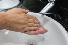 No momento, é imprescindível que todos colaborem, adotando hábitos de consumo racional da água. A orientação é para que seja priorizado o uso para alimentação e higiene pessoal. As limpezas mais pesadas, como lavagem de carros, calçadas e fachadas, devem ser adiadas até que a situação se normalize.Foto: Geraldo Bubniak/AEN