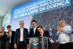 O Paraná deixará de vacinar os rebanhos de bovinos e bubalinos contra a febre aftosa a partir de 31 de outubro. A suspensão da vacinação foi autorizada por instrução normativa assinada nesta terça-feira (15) pela ministra da Agricultura, Pecuária e Abastecimento, Tereza Cristina, e o governador Carlos Massa Ratinho Junior, no Palácio Iguaçu.