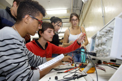 Quem deseja iniciar um curso técnico nas escolas estaduais do Paraná em 2020 tem até o dia 31 de outubro para se inscrever. Os cursos são gratuitos, têm certificação emitida pela Secretaria de Estado da Educação e do Esporte e envolvem diversos eixos, como Administração, Agropecuária, Enfermagem, Formação de Docentes, Informática, Química, Edificações, Eletromecânica, Design. Foto: Jaelson Lucas/AEN