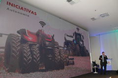 A aplicação de inovações na área da agricultura passou a ser um desafio constante tanto para quem produz máquinas e equipamentos para quem vai utilizá-los no campo. O objetivo estará sempre voltado para aumentar a produtividade, mas sem perder o foco da sustentabilidade.

Essa foi uma das mensagens do diretor da Case New Holand Industrial, Sergio Soares, durante palestra na Semana Paraná Inovador, promovida pelo Governo do Estado e que acontece no Palácio Iguaçu. Foto: Ari Dias/AEN