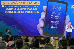 O Governo do Estado lançou nesta quinta-feira (17) o Paraná Solidário, aplicativo criado especialmente para promover a doação direta entre os cidadãos e as entidades beneficentes. A tecnologia, idealizada pela Secretaria da Justiça, Família e Trabalho, com apoio técnico da Celepar, é uma ponte entre empresas e pessoas físicas que queiram doar para instituições produtos como alimentos, roupas, móveis, eletrodomésticos, ração para animais. Foto: Valdelino Pontes