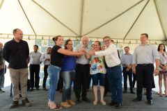 Quarenta e oito famílias de Rio Azul, na região Centro-Sul do Paraná, receberam nesta quinta-feira (17) as chaves de suas moradias. Elas são as novas moradoras do Residencial Rio Azul VII, empreendimento construído em uma parceria do Governo do Paraná, Governo Federal e prefeitura de Rio Azul. O empreendimento foi inaugurado com a presença do vice-governador Darci Piana.Foto: Guilherme Santos / Cohapar 