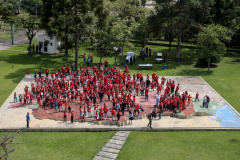 Cerca de 400 crianças do Movimento de Trabalhadores Rurais Sem-Terra (MST) fizeram uma visita, nesta sexta-feira (18), ao Palácio Iguaçu, sede do Executivo estadual. Vindas de diversos acampamentos e assentamentos de todo o Paraná, elas estão em Curitiba para o 13º Encontro Estadual dos Sem Terrinha, que começou na terça-feira (16) e termina nesta sexta.-  Foto: Geraldo Bubniak/AEN