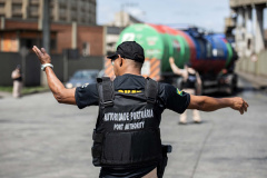 A Portos do Paraná deflagrou, nesta sexta-feira (18), uma operação para orientar, prevenir e solucionar o problema da obstrução nas vias de acesso ao Porto de Paranaguá e aos terminais de armazenagem e movimentação de grãos e contêineres. Batizada de Operação Cateter, a medida é educativa e voltada aos caminhoneiros, mas pode levar ao bloqueio do cadastro do veículo e restringir o carregamento e descarga dos produtos.  Foto: Claudio Neves/Portos do Paraná