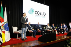 O governador Carlos Massa Ratinho Junior participou neste sábado (19), em Florianópolis (SC), da quinta reunião do Consórcio de Integração Sul e Sudeste (Cosud), que reúne os sete estados das duas regiões. Ratinho Junior destacou a importância de o consórcio discutir temas que colaborem com o País como um todo.