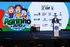 O Governo do Estado e a Federação da Agricultura do Estado do Paraná (Faep) renovaram nesta segunda-feira (21) o convênio para o programa Agrinho nas escolas estaduais do Paraná. O programa leva a escolas das redes públicas municipal e estadual atividades e materiais pedagógicos que tratam da preservação do meio ambiente, despertar da consciência de cidadania e questões que envolvem saúde e qualidade de vida.