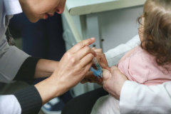 O balanço parcial do Dia D de vacinação contra o sarampo no Paraná registra 17 mil doses aplicadas no sábado (19). A mobilização foi dirigida às crianças de seis meses até cinco anos, mas todos que compareceram aos postos puderam receber a dose. No Estado, cerca de 1,8 mil salas de vacinação abriram para imunizar a população. Curitiba, 22/10/2019 - Foto: José Fernando Ogura/AEN