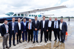 Dois potentes jatos de água batizaram simbolicamente as primeiras aeronaves que partiram com voos de Curitiba para o Interior do Estado inaugurando oficialmente, nesta terça-feira (22), o programa Voe Paraná. O governador Carlos Massa Ratinho Junior acompanhou a estreia no Aeroporto Afonso Pena, em São José dos Pinhais, recepcionando os primeiros passageiros com destino ao Interior do Estado.