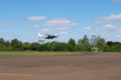 A nova linha aérea ligando Curitiba e Francisco Beltrão, no Sudoeste, inaugurada nesta terça-feira (22), dentro do programa Voe Paraná, do Governo do Estado, terá forte impacto na economia da região. “É um programa arrojado, inovador, que nos aproxima da capital e que, sem dúvida, vai ajudar a atrair mais investimentos”, afirmou o prefeito Cleber Fontana. “É um marco para a economia da região”, avalia.Foto: Prefeitura de Francisco Beltrão