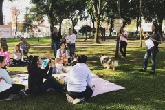Uma edição especial do projeto Piquenique Literário e a apresentação do monólogo Macho Não Ganha Flor, inspirado no livro homônimo de Dalton Trevisan, marcam a programação desta quinta-feira (24) na Flibi, a Festa Literária da Biblioteca Pública do Paraná. A agenda do dia ainda inclui bate-papos, oficinas e performances — todas as atividades têm entrada gratuita, e a BPP emite certificado de participação. Foto: Divulgação/BPP