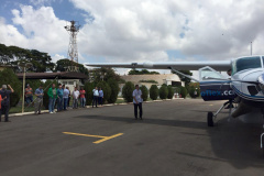 O polo moveleiro de Arapongas, principal do Paraná e um dos mais importantes do País, deverá alavancar ainda mais negócios com a nova linha aérea ligando o município a Curitiba e facilitando o acesso a grandes centros nacionais. A linha começou a operar nesta quarta-feira (23) e faz parte do programa Voe Paraná, criado pelo Governo do Estado para ampliar a malha aeroviária. Foto: Prefeitura de Arapongas