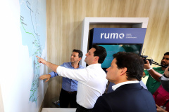 O governador Carlos Massa Ratinho Junior e o presidente da Rumo João Alberto Abreu, assinam protocolo de intenções para revitalização da linha ferrea, entre Morretes e Antonina, litoral paranaense. Participaram: prefeito de Ponta Grossa, Marcelo Rangel; secretário de Infraestrutura e Logística, Sandro Alex; Ponta Grossa, 23-10-19.Foto: Arnaldo Alves / AEN