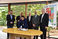  Banco Regional de Desenvolvimento do Extremo Sul (BRDE) e a Organização das Nações Unidas para o Desenvolvimento Industrial (Unido) assinaram nesta quarta-feira (23/10), na sede do banco em Curitiba (PR), um acordo de cooperação técnica para facilitar o acesso de produtores agroindustriais do Sul do Brasil a crédito voltado à produção de biogás e biometano no setor. Foto: Agência La Imagem