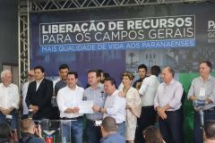 O governador Carlos Massa Ratinho Junior entregou nesta quinta-feira (24) licenças ambientais a seis empresas que vão investir mais de R$1,34 bilhão em empreendimentos nos Campos Gerais. São ampliações de serviços e novas construções industriais que contribuem para o desenvolvimento da Região.Foto: Arnaldo Alves / AEN.