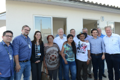 Setenta e cinco famílias de Palmas, no Sudoeste do Estado, receberam nesta quinta-feira (24) as chaves da casa própria. A partir de agora, elas são as moradoras do Residencial Bom Pastor II, empreendimento executado com R$ 5,3 milhões de investimentos do Governo do Estado, Governo Federal e prefeitura.

O vice-governador Darci Piana inaugurou o residencial e reafirmou o compromisso da gestão estadual com os projetos de habitação popular. Foto: Guilherme Santos / Cohapar