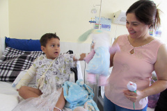 Crianças internadas na ala pediátrica do Hospital Universitário Oeste do Paraná (Huop), em Cascavel, tiveram um dia diferente nesta quinta-feira (24). Elas foram presenteadas com 60 bonecos coloridos de tecido e 60, rosas do mesmo material, produzidos por presos da Penitenciária Industrial do município, com o apoio do Conselho da Comunidade. Mulheres que estão em tratamento para combater o câncer de mama receberam 30 almofadas em formato de coração. Foto: Divulgação/Depen