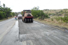 A PR-092, de Wenceslau Braz até o entroncamento com a BR-153, em uma extensão de 75,27 quilômetros, está recebendo remendos e implantação de drenos. Os serviços são no lote 6 do programa Conservação e Recuperação com Melhorias do Estado do Pavimento (Cremep) do Departamento de Estradas de Rodagem do Paraná (DER/PR), e atendem também os municípios de Siqueira Campos, Quatiguá e Joaquim Távora, todos no Norte Pioneiro. Foto: Divulgação/DER