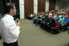 A Companhia de Saneamento do Paraná (Sanepar) vai implantar coleta e tratamento de esgoto em Pérola, no Noroeste do Estado. O projeto da obra foi apresentado nesta quinta-feira (24) pelo diretor-presidente da empresa, Claudio Stabile, e pelo diretor de Investimentos, Joel de Jesus Macedo, ao prefeito Darlan Scalco, secretários municipais, vereadores e representantes da sociedade civil. Foto: Divulgação/Sanepar