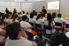 A prevenção ao câncer de mama, uma das doenças que mais acometem mulheres no País, e a importância de fazer o autoexame são debatidas em unidades prisionais de todas as regiões do Paraná durante todo o mês, em alusão à campanha do Outubro Rosa. O Departamento Penitenciário (Depen) também firmou parcerias para oferecer aulas de defesa pessoal, yoga, exames preventivos e doações de livros e objetos. Foto: Divulgação/Depen