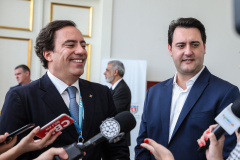 O governador Carlos Massa Ratinho Junior e o presidente da Caixa Econômica Federal, Pedro Guimarães, discutiram nesta segunda-feira (28) a possibilidade do Paraná acessar uma linha de crédito para investimentos em saneamento, infraestrutura e desenvolvimento urbano. Foto: Geraldo Bubniak/AEN