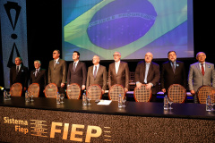 O governador Carlos Massa Ratinho Junior participou nesta segunda-feira (28), em Curitiba, da solenidade de posse da nova diretoria da Fiep, que será liderada pelo empresário Carlos Valter Martins Pedro nos próximos quatro anos. Ele substitui Edson Campagnolo no comando da federação.
