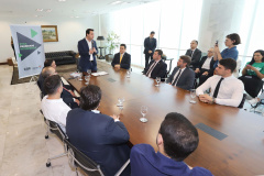O governador Carlos Massa Ratinho Junior, sanciona a lei que cria o Fundo Estadual de Combate a Corrupção. Participaram: controlador geral do Estado, Raul Siqueira; secretário chefe da Casa Civil, Guto Silva; líder do Governo na Assembleia Legislativa, deputado Hussein Bakri; representante da Transparência Internacional, Bruno Brandão; entre outros.Curitiba, 30-10-19.Foto: Arnaldo Alves / AEN.