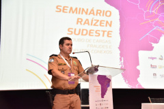 O Batalhão de Polícia Rodoviária (BPRv) participou do Seminário Raízen Sudeste, Roubos de Cargas, Fraudes e Delitos Conexos, realizado na cidade de Mairinque, no estado de São Paulo, terça-feira (29). No encontro foram discutidas estratégias de policiamento, inovações e tecnologias aplicáveis à segurança viária. O Paraná se destacou pelos baixos índices de roubos de carga: 3% de todos os crimes deste tipo no Brasil ocorreram em estradas estaduais paranaenses. Foto: Divulgação/SESP