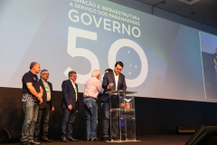 O Governo do Paraná lançou um grande pacote de habitação popular que prevê a construção de 9 mil moradias em diversos municípios do Estado até 2022. O investimento é da ordem de R$ 1 bilhão a serem aplicados ao longo dos próximos três anos. O protocolo de intenções firmado com a Pacaembu Construtora foi assinado pelo governador Carlos Massa Ratinho Junior nesta quinta-feira (31), durante a abertura do evento Governo 5.0, em Foz do Iguaçu.  Foto: Geraldo Bubniak/AEN