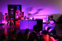 A Biblioteca Pública do Paraná preparou uma programação com mais de 40 eventos no mês de novembro. São oficinas, bate-papos, debates, lançamentos de livro, sessões de cinema e contação de histórias — sempre com entrada gratuita. Entre os destaques da agenda estão a 16ª edição do projeto Uma Noite na Biblioteca, a exposição Nossa Luta: A Perseguição aos Negros Durante o Holocausto e um encontro de rappers na série Música na Biblioteca.

Foto: Divulgação/BPP