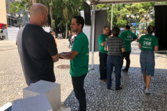 Nesta quarta-feira (31), dia em que a Controladoria-Geral do Estado (CGE) completou seis anos, servidores distribuíram panfletos com informações sobre o serviço de Ouvidoria, Portal da Transparência e o Programa de Compliance. Na barraca montada na Boca Maldita, no Centro de Curitiba, o cidadão pôde registrar reclamações, denúncias e outras manifestações, além de tirar dúvidas sobre o papel da CGE para o desenvolvimento do Paraná. Foto: Divulgação/CGE
