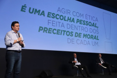 O controlador-geral do Estado, Raul Siqueira, reforçou nesta quinta-feira (31) o compromisso da atual administração estadual com a ética e a integridade, em sua palestra no evento Governo 5.0, em Foz do Iguaçu. Ele apresentou as ações da Controladoria-Geral do Estado no combate à corrupção, que envolvem as coordenadorias da CGE. Foto: José Fernando Ogura/AEN