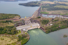 O governador Carlos Massa Ratinho Junior sancionou a lei que aprova a construção de novos empreendimentos hidrelétricos e de geração de energia no Paraná. Serão 14 Centrais Geradoras Hidrelétricas (CGH), duas Pequenas Centrais Hidrelétricas (PCH), duas termelétricas e uma usina eólica, em 17 cidades. Doze empreendimentos serão construídos e sete precisavam passar pelo processo de regularização.Foto: José Fernando Ogura/AEN
