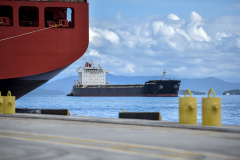 O tempo de espera para atracar nos portos paranaenses reduziu 26% de janeiro a outubro deste ano, em comparação com o mesmo período de 2018. Em 2019, em média, os navios aguardaram quatro dias entre o momento que anunciaram a chegada até encostar no cais. Nos dez primeiros meses do ano passado esse tempo era de 5,4 dias. Curitiba, 08-11-2019