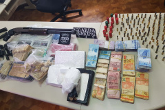 A operação conjunta entre a Divisão Estadual de Narcóticos do Paraná (Denarc) e a Guarda Municipal de São José dos Pinhais resultou na prisão de um homem, de 29 anos, responsável pelo armazenamento e venda de drogas em vários bairros daquela cidade nesta quinta-feira (07)