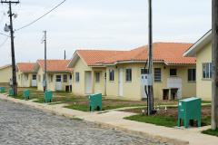 Vinte e seis famílias de Mallet, na região Centro-Sul do Paraná, receberam nesta sexta-feira (8) as chaves da casa própria. Elas se juntam a outras 20 famílias que residem no conjunto habitacional desde junho, e que recebeu em suas duas etapas cerca de R$ 3,2 milhões de investimentos do Governo do Estado, Governo Federal e prefeitura. 