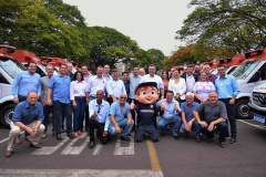 A região Noroeste do Paraná recebeu 30 novas ambulâncias do Samu, nesta sexta-feira (8). Os veículos vão atender 101 municípios e representam a renovação e ampliação da frota. O secretário de Estado da Saúde, Beto Preto, esteve em Umuarama para entregar o lote, que representa investimento de mais de R$ 4,8 milhões. Ele também visitou o Hospital Cemil, que vai ampliar o atendimento com recursos de R$ 2,8 milhões.Foto:Pedro Oliveira/PMUmuarama