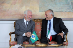 O vice-governador, Darci Piana recebeu a visita do Embaixador Extraordinário e Plenipotenciário da República Italiana no Brasil, Antonio Bernardini. Presentes: sub-secretário do Ministério das Relações Exteriores e Cooperação Internacional e senador, Ricardo Antonio Merlo; cônsul-Geral da República Italiana em Curitiba, Raffaelle Festa; entre outros.Curitiba, 12-11-19.Foto: Arnaldo Alves / AEN.