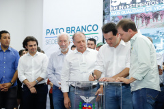 O governador Carlos Massa Ratinho Junior assinou nesta quarta-feira (13), em Pato Branco, no Sudoeste do Paraná, a liberação de R$ 54 milhões para municípios da região. O encontro com os prefeitos fez parte da agenda de transferência da sede do Executivo Estadual para o município.