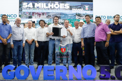 O governador Ratinho Junior assinou nesta quarta-feira (13) autorização para a contratação do programa Viver Mais Paraná, em Pato Branco, com a construção de um condomínio horizontal fechado com 40 moradias para pessoas idosas, com completa infraestrutura de saúde, assistência social e lazer, em parceria com a prefeitura. A autorização ocorreu durante a instalação do Executivo Estadual em Pato Branco. Foto: Rodrigo Felix Leal