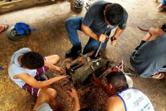 Pescadores fazem curso de mecânica de embarcações. Fotos de Pierpaolo Nota/ Portos do Paraná 