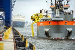 A empresa pública Portos do Paraná iniciou a dragagem dos berços do cais comercial e píer público de inflamáveis do Porto de Paranaguá. Com a obra, que é de manutenção, a profundidade mantida nos berços é de 13,5 metros. Para o berço interno do píer de inflamáveis, são 11 metros.