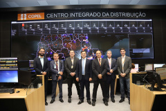 Uma comitiva de diretores e superintendentes da Agência Nacional de Energia Elétrica (Aneel) conheceram nesta semana as inovações que a Copel está implementando em suas redes de distribuição no Paraná. A visita começou na segunda (18) em Ipiranga – primeira cidade do Brasil com medidores de energia inteligentes – e terminou na terça (19) no Smart Copel, agência modelo e centro de operações integrado da Companhia.Foto: Daniela Catisti/Copel