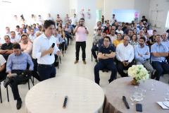 Mais de 120 lideranças de 28 municípios da região do Vale do Ivaí participaram do Fórum Regional de Secretários Municipais do Planejamento, realizado no município de Faxinal, quinta-feira (21).
 O secretário de Estado do Planejamento e Projetos Estruturantes, Valdemar Bernardo Jorge, entregou aos prefeitos do Vale do Ivaí o projeto de sinalização da Rota Cicloturística Vale da Aventura. Foto: Divulgação/SEPL