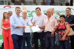 Pequenos produtores das localidades de Água da Mula, Ruvina, Três Corações e Ribeirão do Meio, no município de Ribeirão Claro, no Norte Pioneiro, receberam neste sábado (23) documentos para regularizar suas propriedades.

Eles fazem parte do processo de regularização feito pelo Instituto de Terras, Cartografia e Geologia do Paraná (ITCG). A entrega aconteceu durante a cerimônia de lançamento da etapa Angra Doce dos Jogos de Aventura e Natureza.Foto: Arnaldo Alves / AEN.