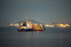 As operações nos Portos do Paraná ficarão ainda mais ágeis. A partir de agora, os navios não terão restrição para as operações e navegação noturnas. Com o esforço conjunto das autoridades Portuária e Marítima, Praticagem e Operadores, a norma de tráfego e permanência nos portos de Paranaguá e Antonina foi atualizada. As regras foram equalizadas para os dois períodos do dia.