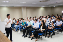 O Governo do Paraná, por meio da Secretaria do Planejamento e Projetos Estruturantes, entregou o Plano de Desenvolvimento Regional Sustentável da Metrópole Paraná Norte. A solenidade aconteceu no auditório do Senac, em Apucarana, sexta-feira (22). O documento foi entregue pelo secretário do Planejamento, Valdemar Bernardo Jorge, a prefeitos que fazem parte da Metrópole Paraná Norte e teve a participação do secretário da Saúde, Beto Preto. Foto? Divulgação/SEPL